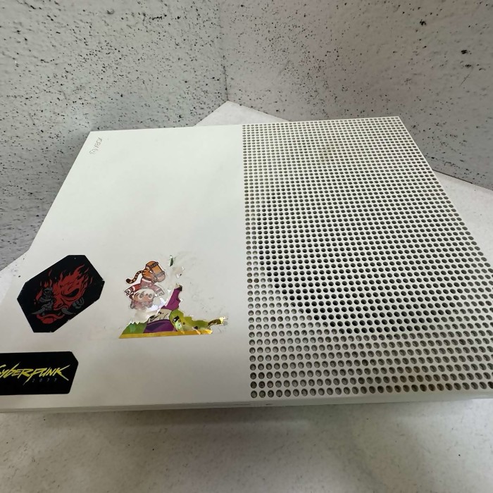 Игровая приставка X-box one s  500 Gb