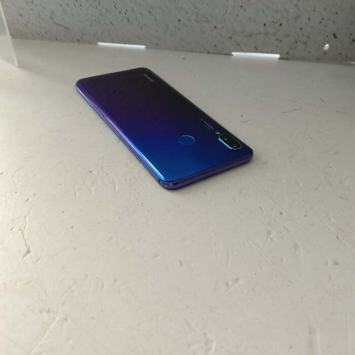 Смартфон HUAWEI Nova 3