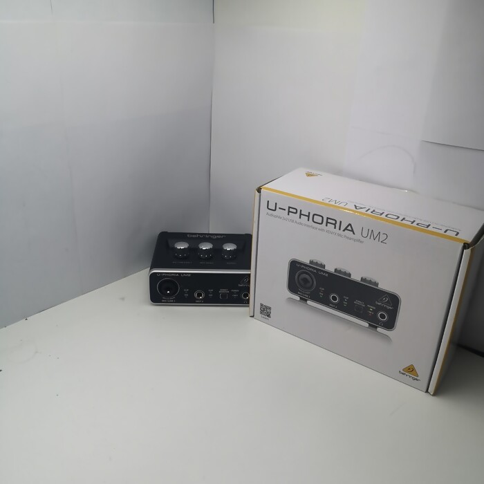 Звуковая карта Behringer u-phoria um2