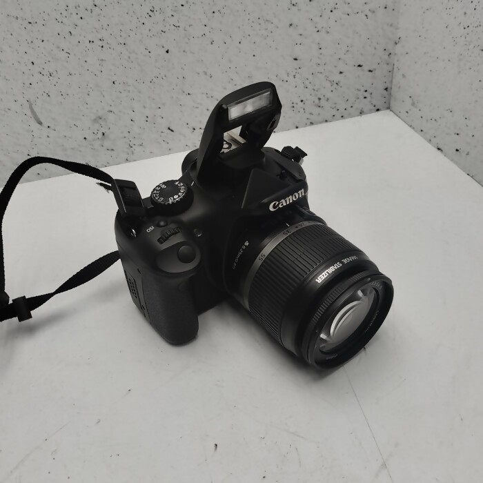 Зеркальный фотоаппарат Canon EOS 550D