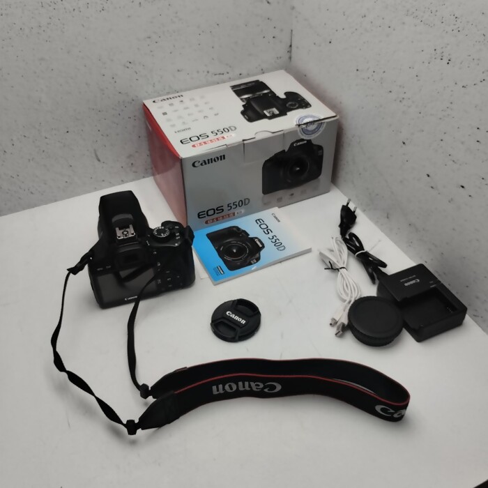 Зеркальный фотоаппарат Canon EOS 550D