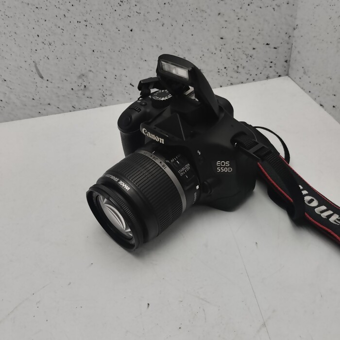 Зеркальный фотоаппарат Canon EOS 550D