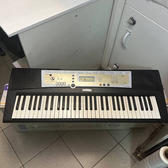 Синтезатор YAMAHA PSR-R200