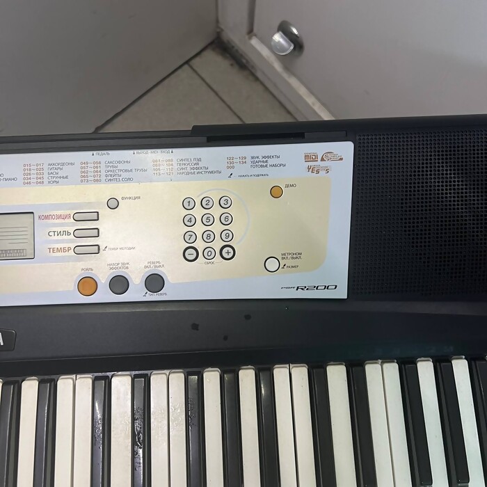 Синтезатор YAMAHA PSR-R200