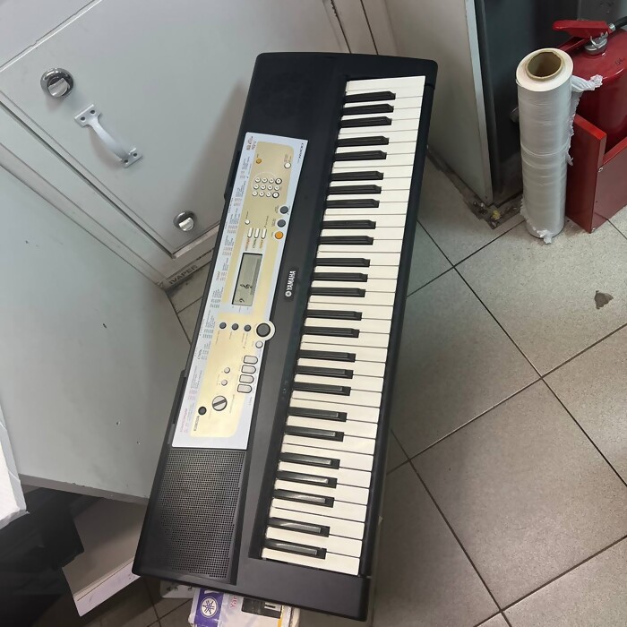 Синтезатор YAMAHA PSR-R200