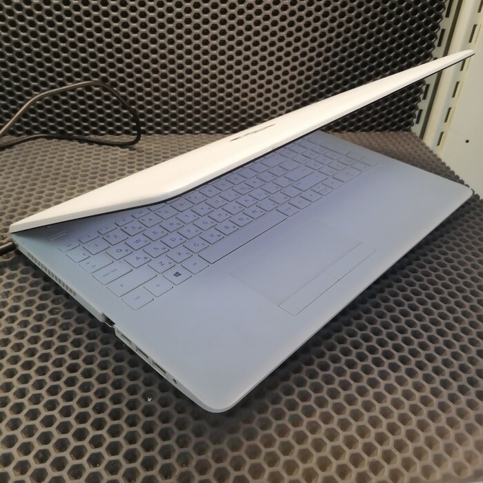 Ноутбук HP 15-rb067ur