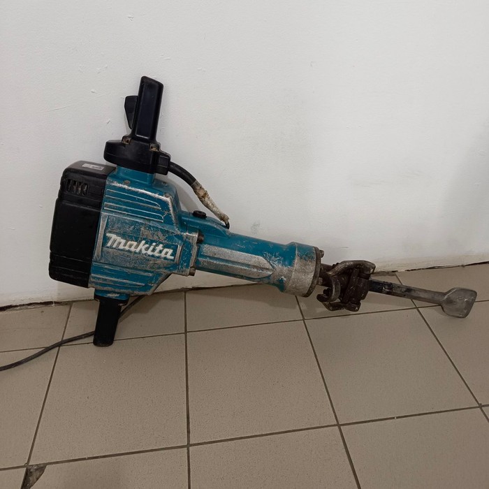 Отбойный молоток Makita HM1810