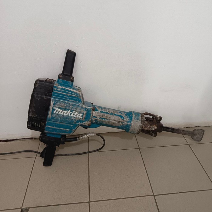 Отбойный молоток Makita HM1810