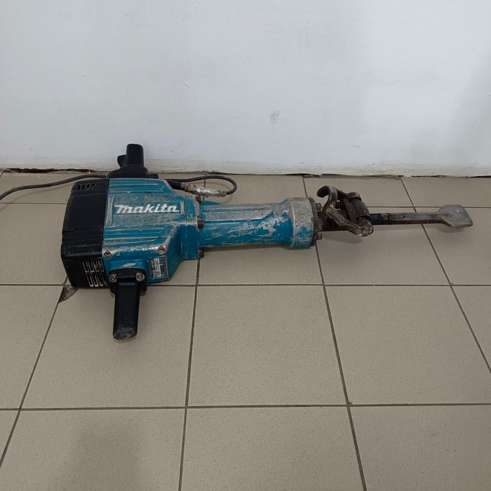 Отбойный молоток Makita HM1810