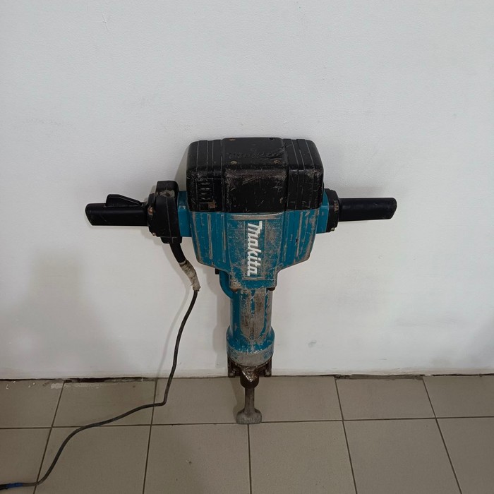 Отбойный молоток Makita HM1810