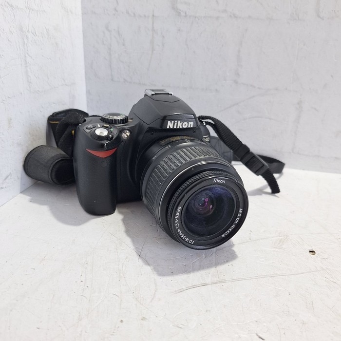 Зеркальный фотоаппарат Nikon D40