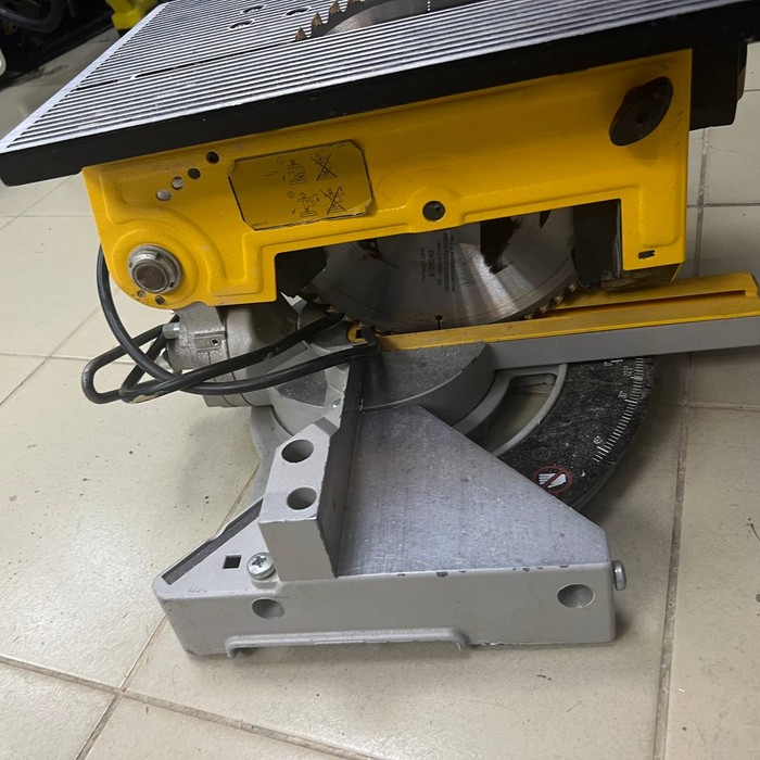 Циркулярная пила DeWALT DW 711