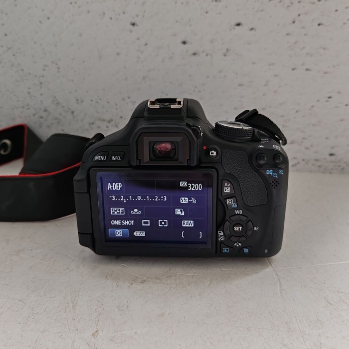 Зеркальный фотоаппарат Canon DS126311