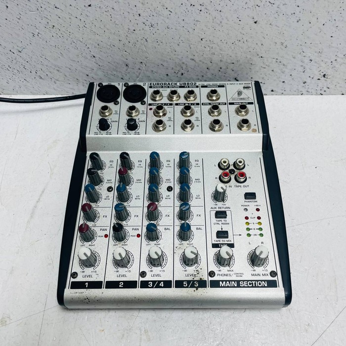 Микшерный пульт Behringer UB802
