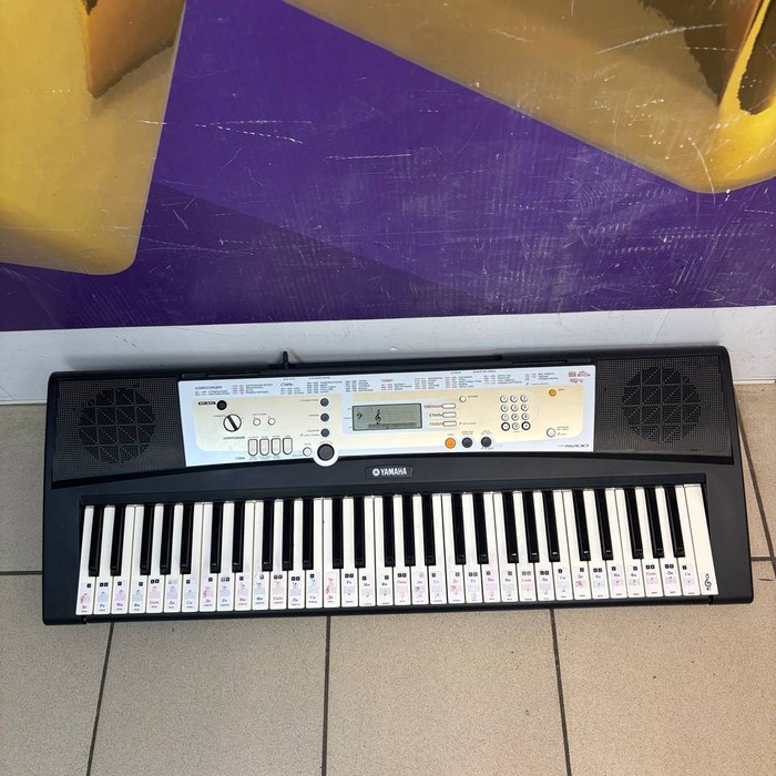 Синтезатор YAMAHA PSR-R200