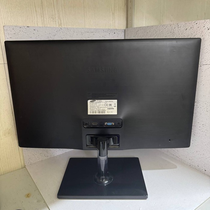 Монитор Samsung S24C570HL