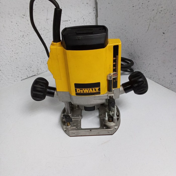 Фрезер DeWALT DW614 1312-008329
