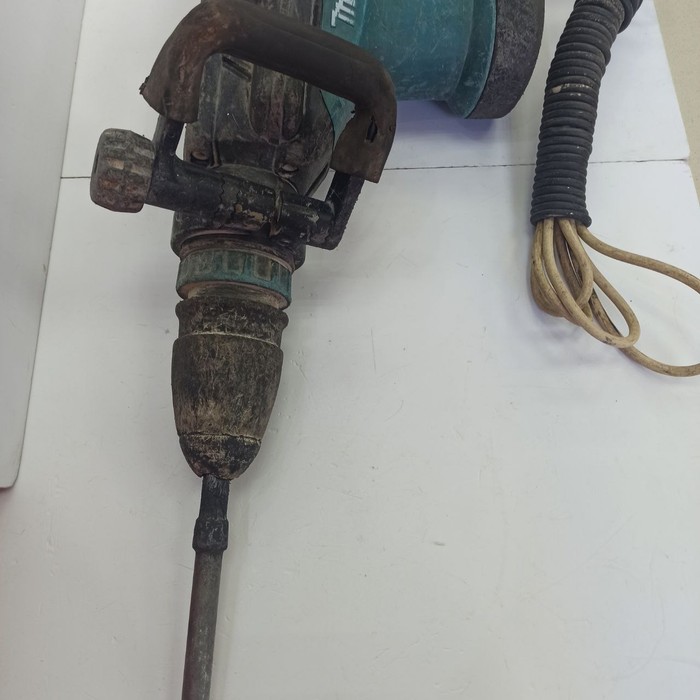 Отбойный молоток Makita Hm1213c