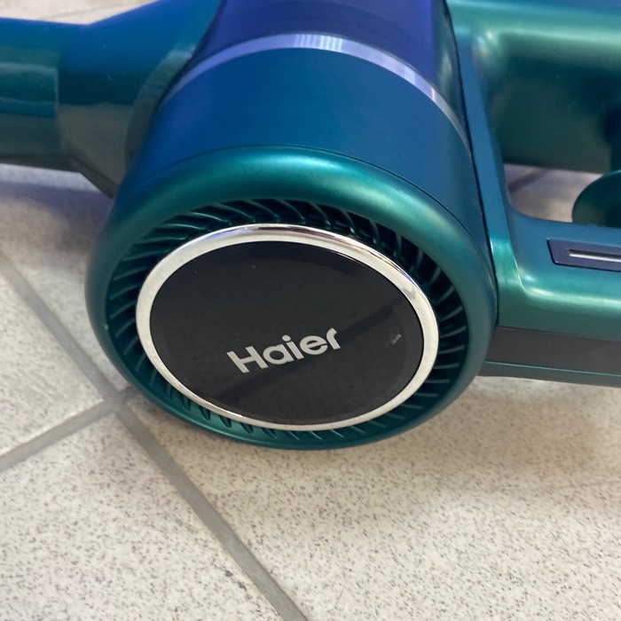 Вертикальный пылесос Haier HVC 400В