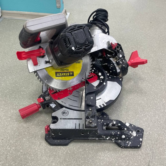 Торцовочная пила Зубр ЗПТ-255-1800 ЛМ2