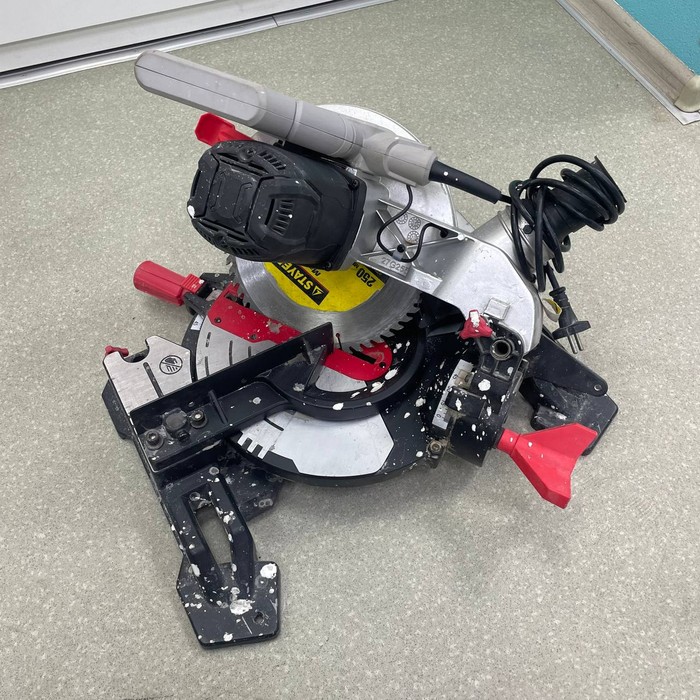 Торцовочная пила Зубр ЗПТ-255-1800 ЛМ2