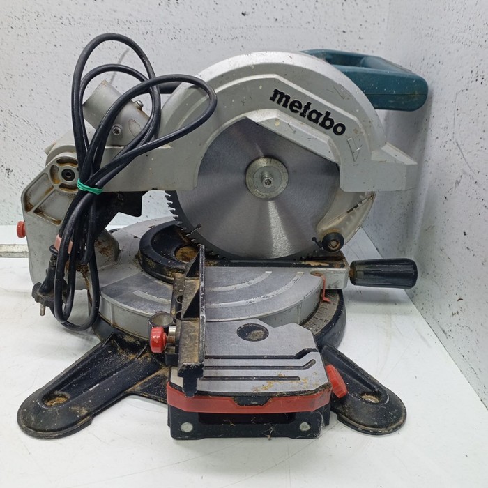 Торцовочная пила Metabo KS 216 M Lasercut 1350 Вт