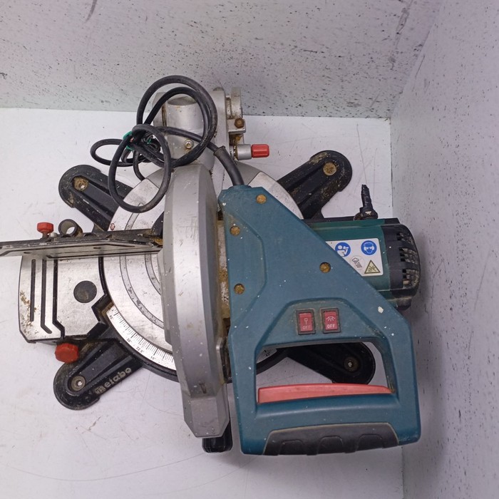 Торцовочная пила Metabo KS 216 M Lasercut 1350 Вт