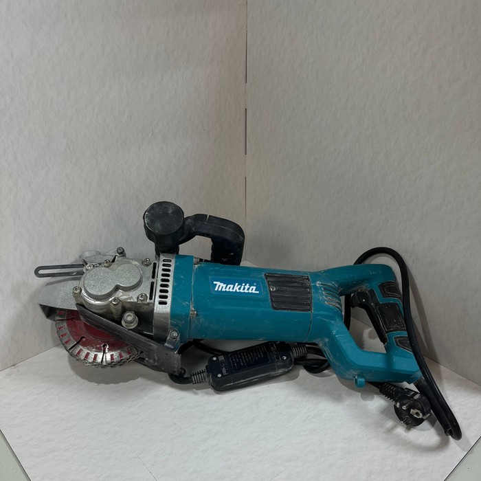Штроборез Makita MT 133