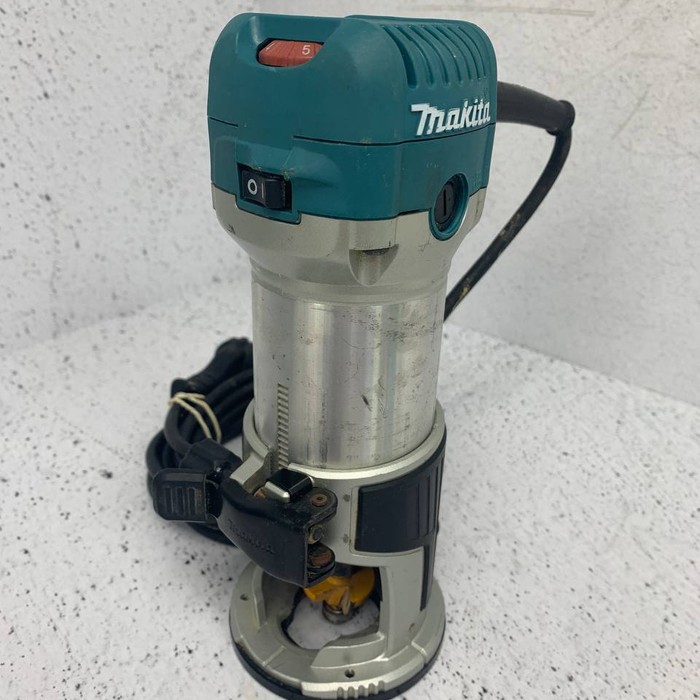 Фрезер Makita RT0700C