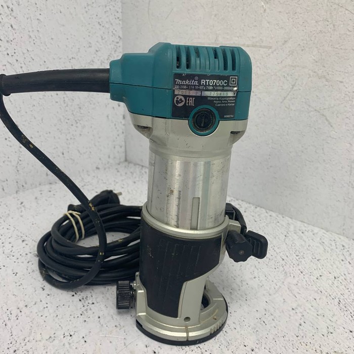 Фрезер Makita RT0700C