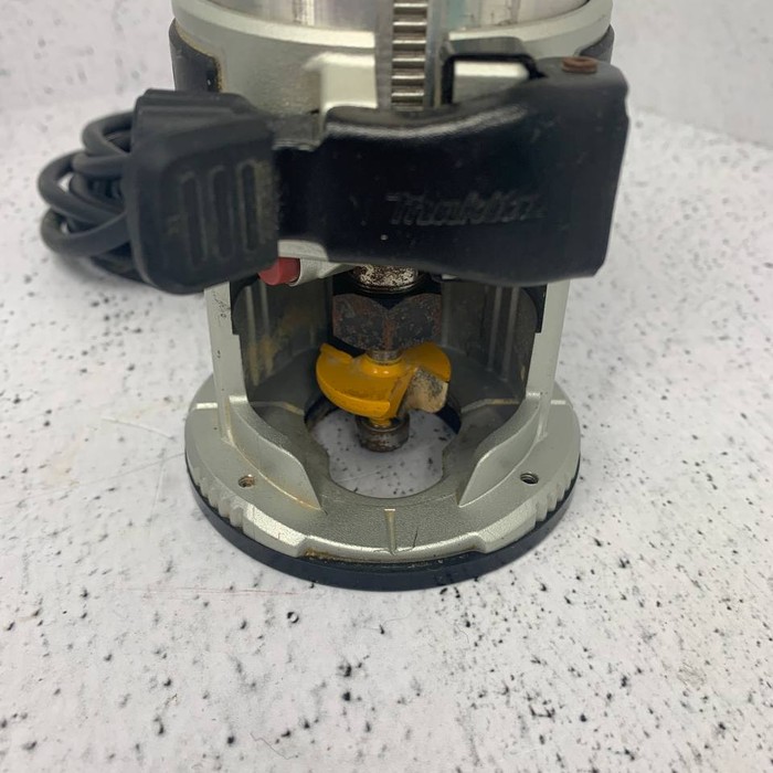 Фрезер Makita RT0700C