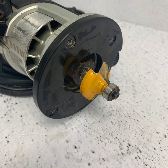 Фрезер Makita RT0700C