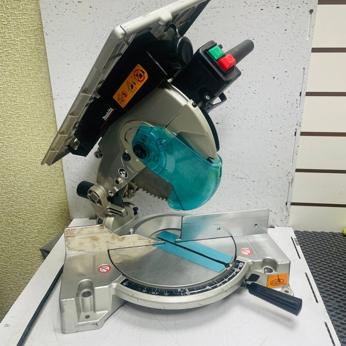 Торцовочная пила Makita LH1040