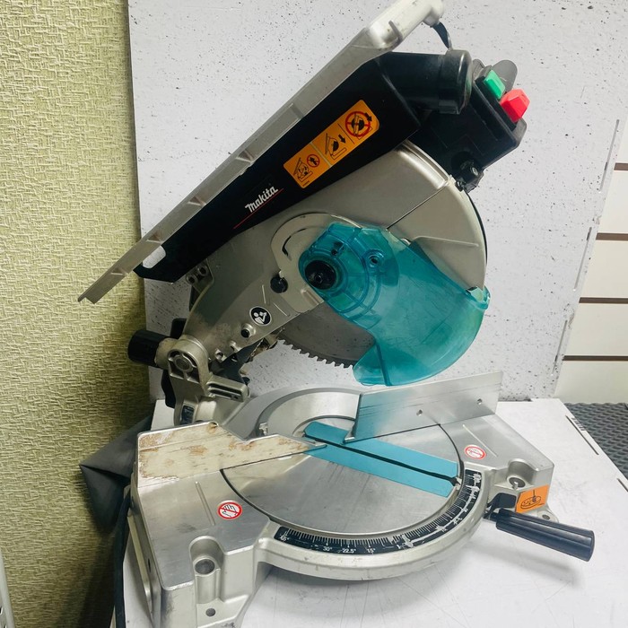 Торцовочная пила Makita LH1040