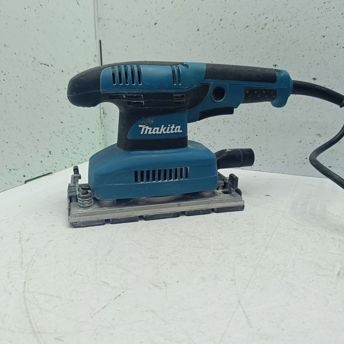 Шлифмашина Makita BO3710