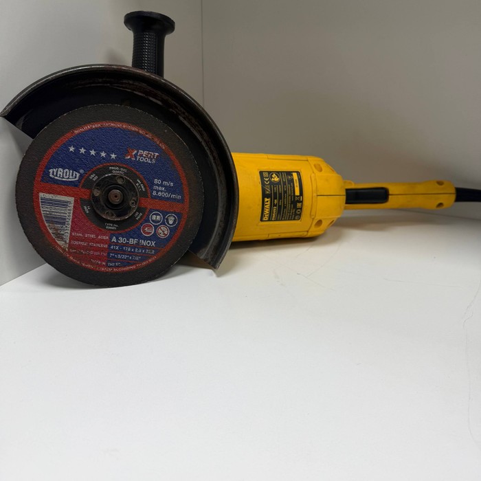 Болгарка DeWalt WE492-QS