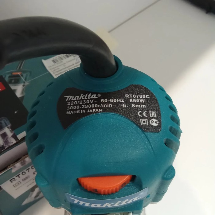 Фрезер Makita RT0700C