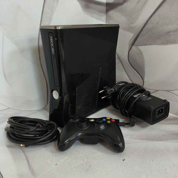 Игровая приставка Microsoft Xbox 360 S 250 ГБ