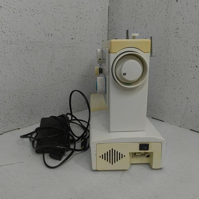Швейная машина Yamata FY2200LCD