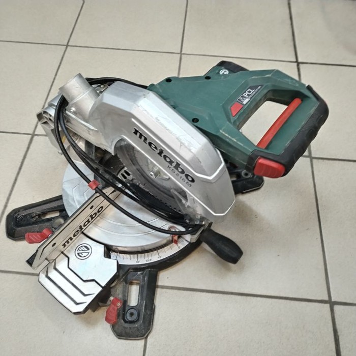 Торцовочная пила Metabo KS 216 M